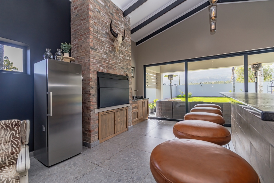 6 Bedroom Property for Sale in Heatherlands Western Cape